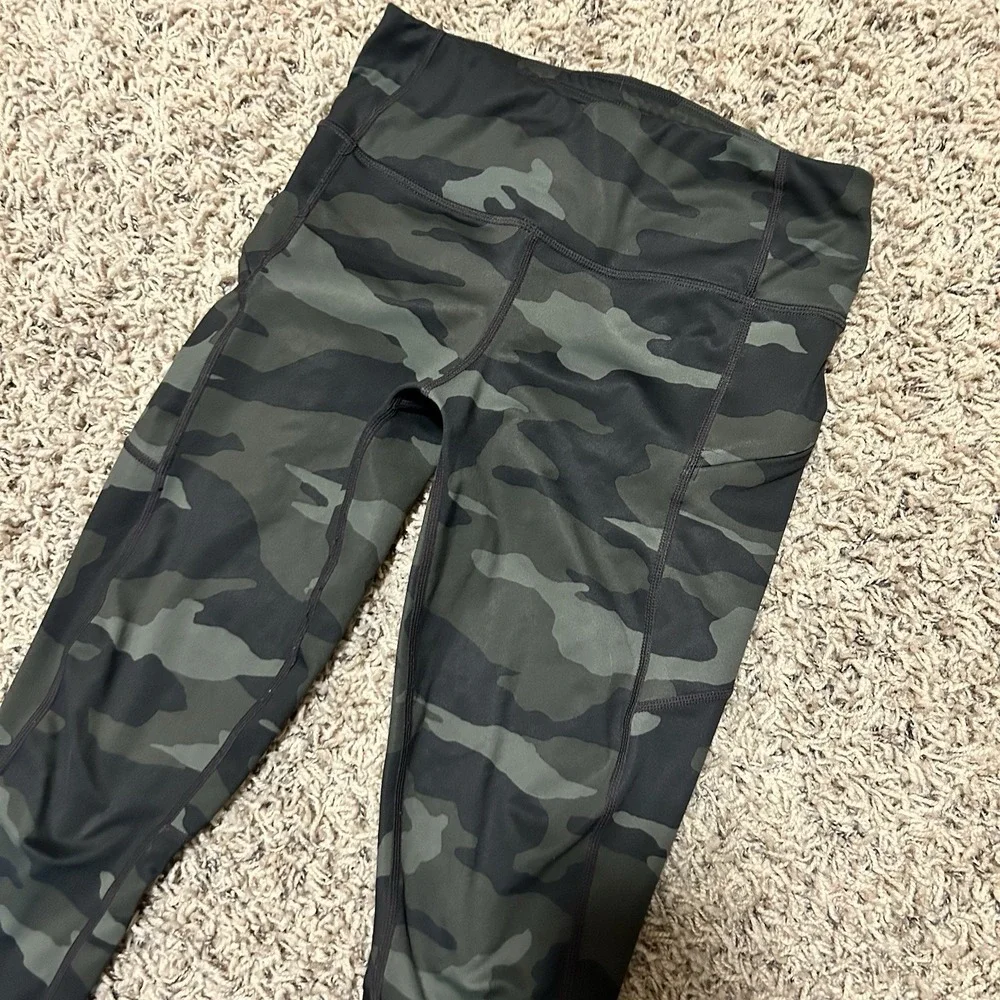 Athleta Green Camo‎ Contour Leggings Zip Phone Pockets 7/8 Sz XS